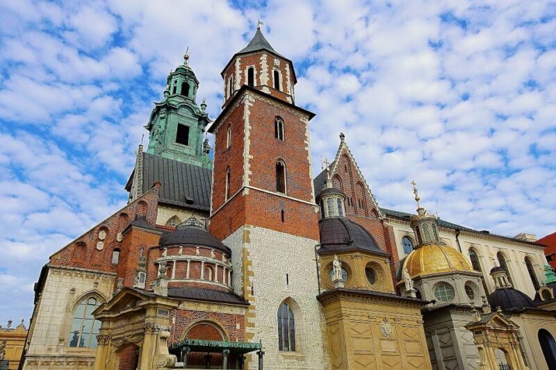 Krakow: Skip-the-Line Wawel Castle & Old Town Guided Tour - The Experience in Practice