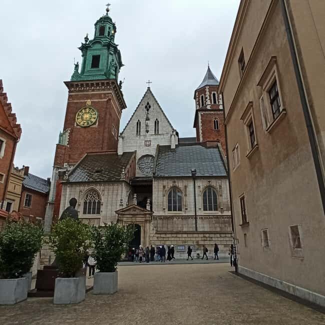 Krakow: Wawel Cathedral Guided Tour in Dutch - Royal Tombs and Their Significance