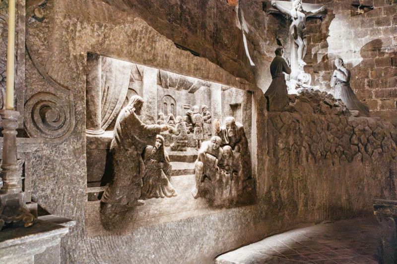 Krakow: Wieliczka Salt Mine Tour with Entry Ticket - Views, Photos, and Pacing: Managing the Crowd Moment