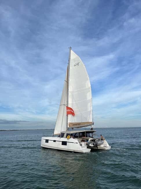 La Flotte en Ré - 5H30 Sailing Catamaran Long Cruise - Key Points