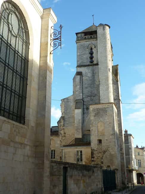 La Rochelle: Old Town and Vieux-Port Guided Walking Tour - Who Should Consider This Tour?