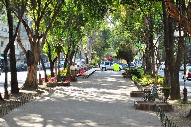 La Roma's Famous Sights and Local Lore: A Self-Guided Audio Tour - Frequently Asked Questions