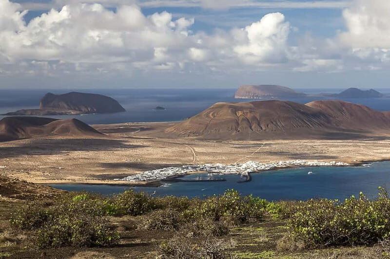 Lanzarote: Ferry to La Graciosa with Wi-Fi (free parking) - Key Points
