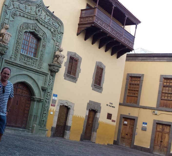 Las Palmas: Private Old City Guided Walking Tour with Tapas - The Intimate Connection