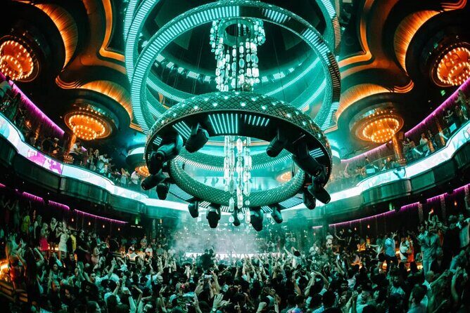 Las Vegas Club Crawl with Party Bus and Free Drinks - Key Points