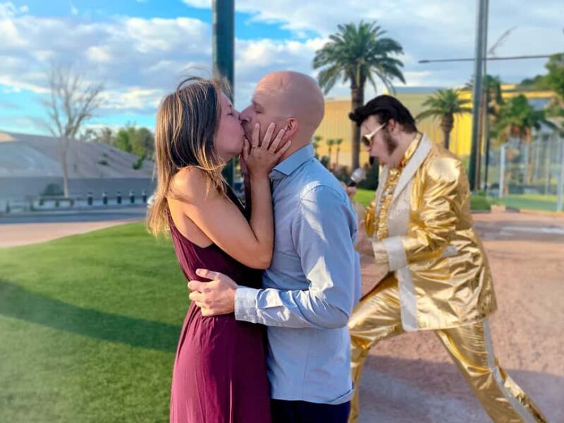 Las Vegas: Gold Elvis Vow Renewal or Wedding at Welcome Sign - FAQs