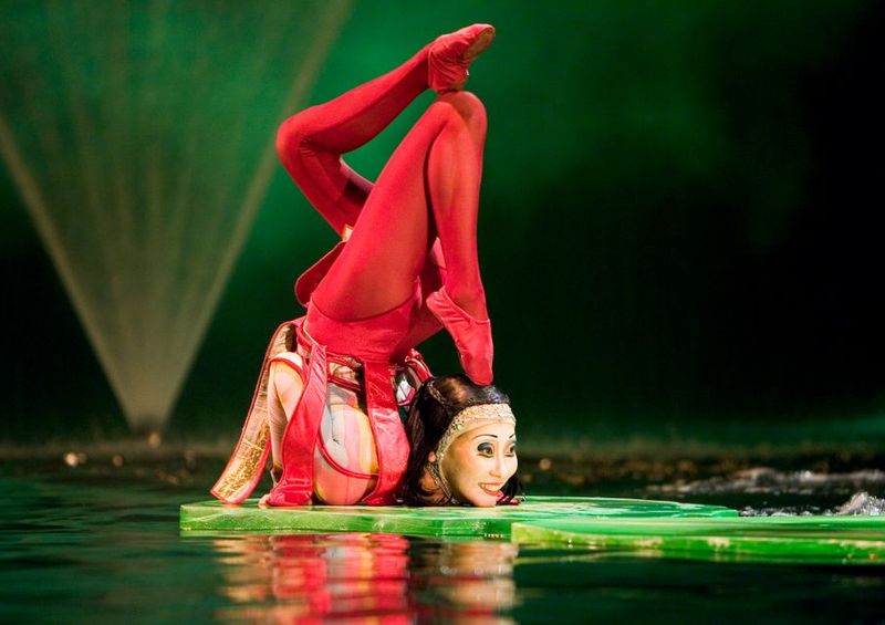 Las Vegas: “O” by Cirque du Soleil at Bellagio - The pyromaniac moment: flames in the middle of the aquatic show