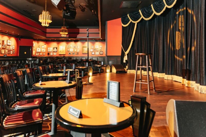 Las Vegas Strip: Brad Garretts Comedy Club at MGM Grand - The Audience and Suitability