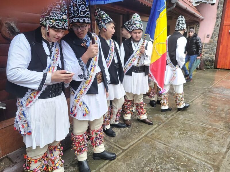 Learning toghether Transylvanian dances in Sibiu - Learning Together Transylvanian Dances in Sibiu: A Genuine Cultural Dive