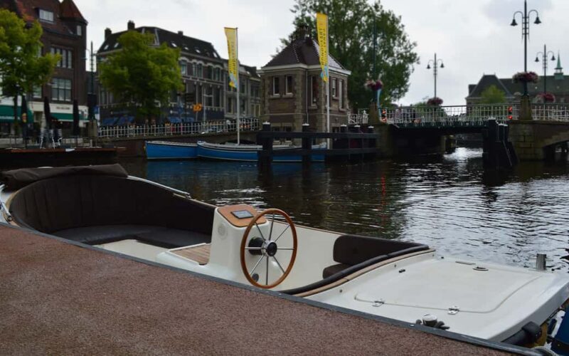 Leiden: Electric boat rental (6 pers.) - What’s Included and How It Works