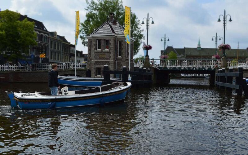 Leiden: Electric boat rental (6 pers.) - Comfortable, Eco-Friendly, and User-Friendly