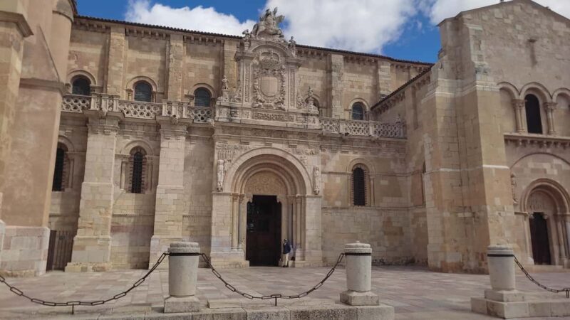 León: Guided tour by a local art historian - Who Should Consider This Tour?