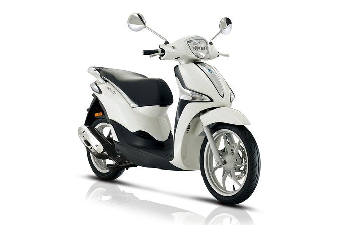 Liberty scooter rental Piaggio 50cc (4T) Paris - The Experience on the Streets of Paris