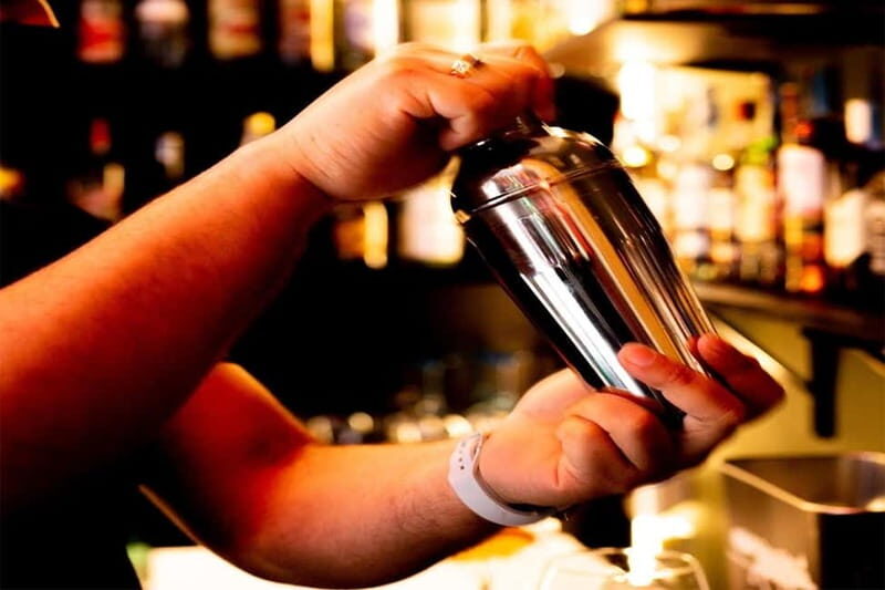 Lisbon: 18-Hole Indoor Minigolf Ticket with Bar Area - Frequently Asked Questions