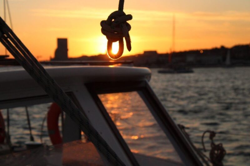 Lisbon: 2H Sunset Boat Cruise Tour with Drinks - Key Points