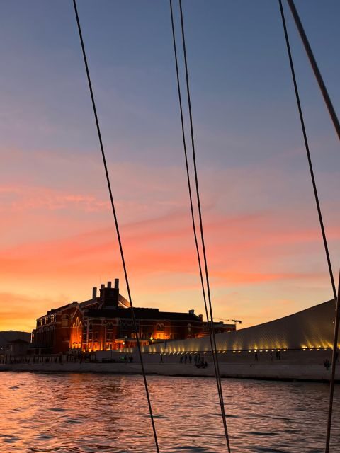 Lisbon: 2H Sunset Boat Cruise Tour with Drinks - FAQ