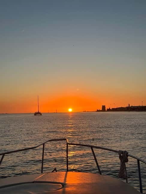 Lisbon: Boat Tour with sunset option - Key Points