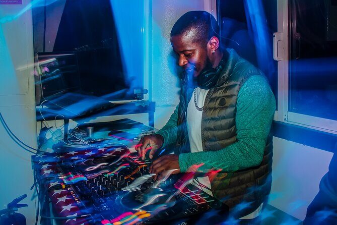 Lisbon Booze Cruise with Live DJ and Open Bar - What We Love & What Could Be Better