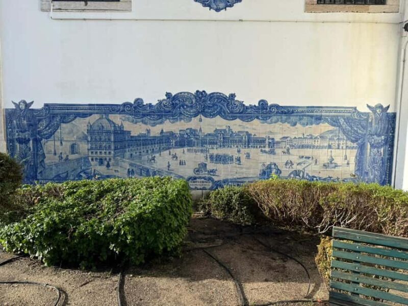 Lisbon: Classic Piaggio Tour through historic and beautiful Lisbon - Exploring Lisbon in a Piaggio Tuk-Tuk