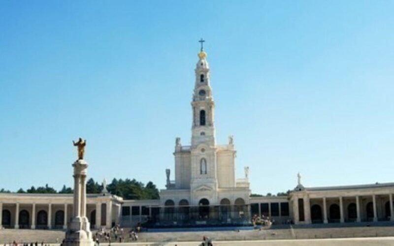 Lisbon: Óbidos, Nazaré, and Fátima Private Day Trip - Key Points