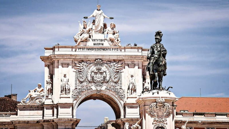 Lisbon: Private Guided Tuktuk Tour With History - Key Points