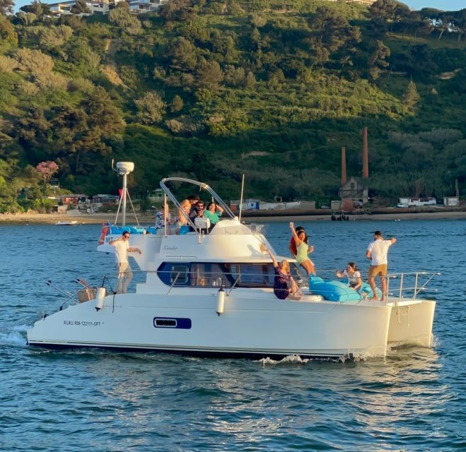 Lisbon: Private Luxury Catamaran Tour with Welcome Drink - Key Points
