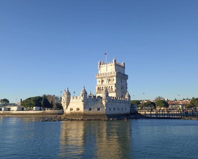 Lisbon: Private Sunset Sailboat Tour with Welcome Drink - Key Points