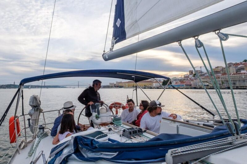 Lisbon: Private Sunset Sailing Tour with drinks - FAQ