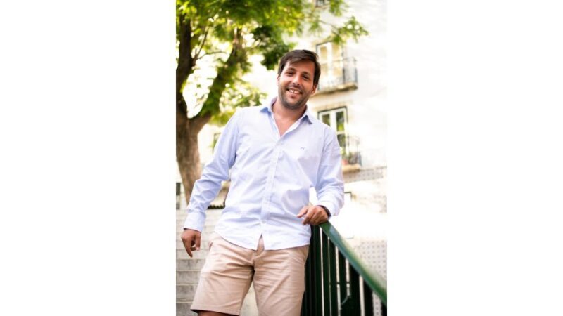 Lisbon: Private Walking Tour with Professional Photoshoot - Key Points