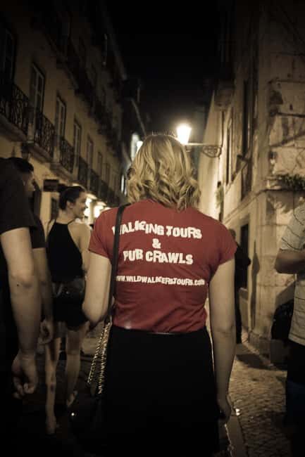 Lisbon: Pub Crawl with Open Bar (Premium Upgrade Available) - The Crowd and Group Dynamics