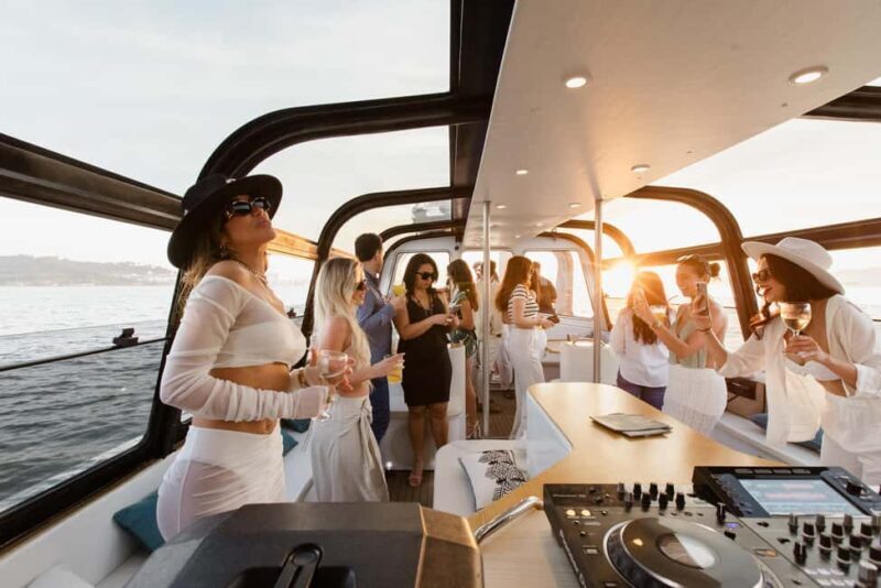 Lisbon Sunset DJ Party  Luxury Boat, Pizza & Open Bar - The Atmosphere and Music