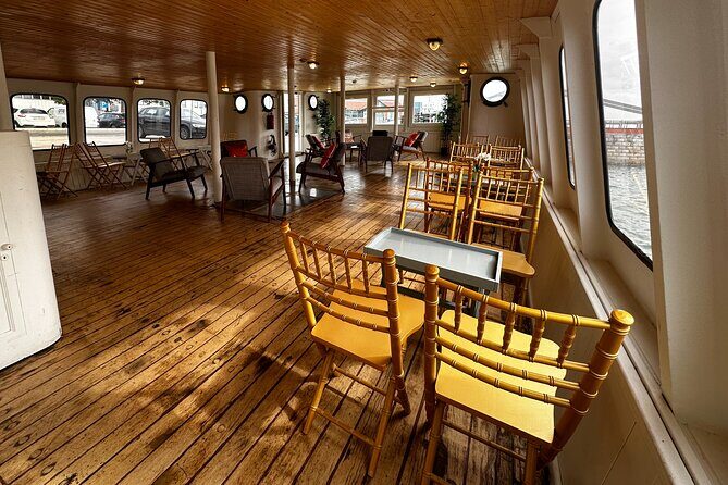 Lisbon: Sunset on board with music & drinks - Who Will Love It?