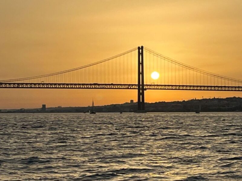 Lisbon Sunset Sensations 2h Cruise - Key Points
