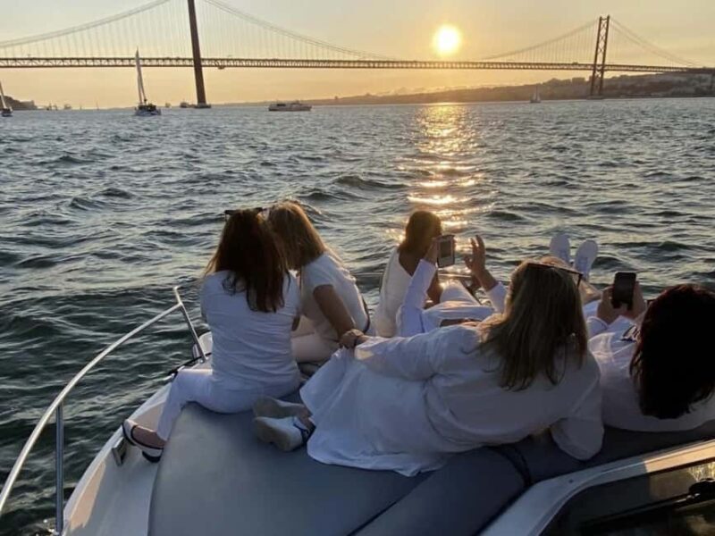 Lisbon: Sunset Tour on a Cozy Boat - Key Points