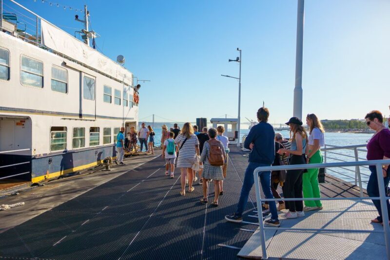 Lisbon: Tagus River Cruise with Welcome Drink - FAQs