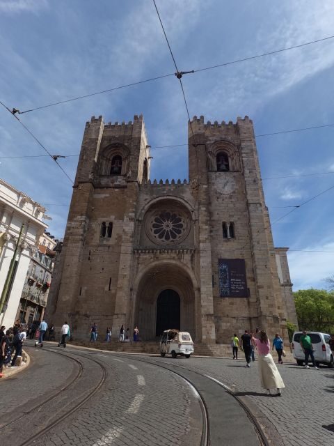 Lisbon:Private guided historical sightseeing Tour by TUK-TUK - The Experience on the Ground