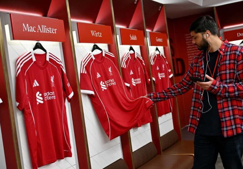 Liverpool: The Anfield Experience Tour with Food and Drinks - Key Points