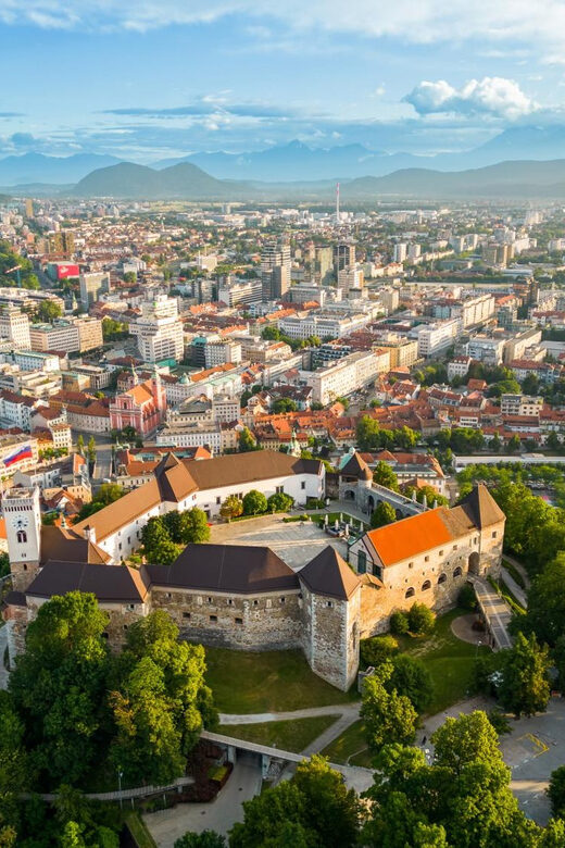 Ljubljana: 2.5h walking tour with local guide - What’s Included and What’s Not