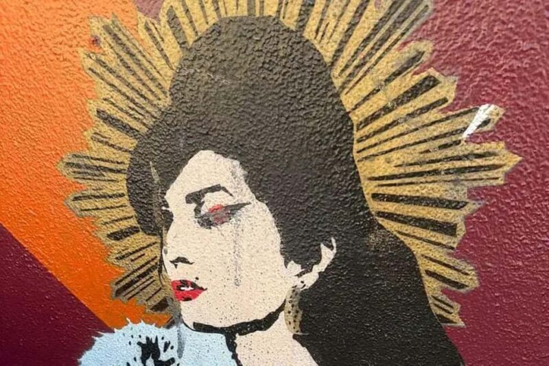 London: Amy Winehouse Bar Tour with Drinks and Snacks - The Real Deal: Pros and Cons