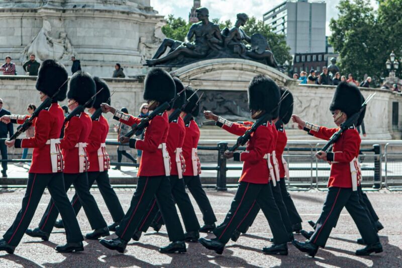 London: Buckingham Palace and Changing of the Guards Tour - An In-Depth Look at the Experience