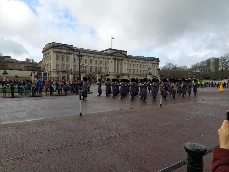 London Buckingham Palace: Changing of the Guard Walking Tour - Exploring the Itinerary in Detail
