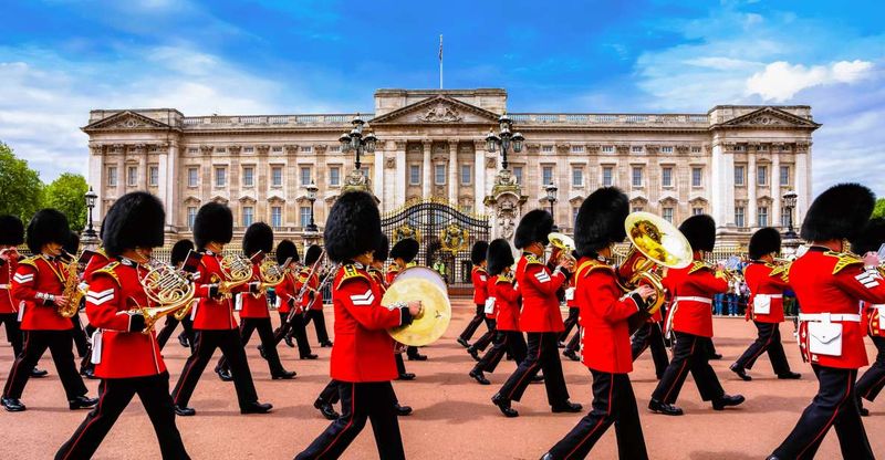 London: Buckingham Palace Entry & Changing of the Guard Tour - Foot Guards vs Horse Guards vs Sunday Parade (And Why It Matters)