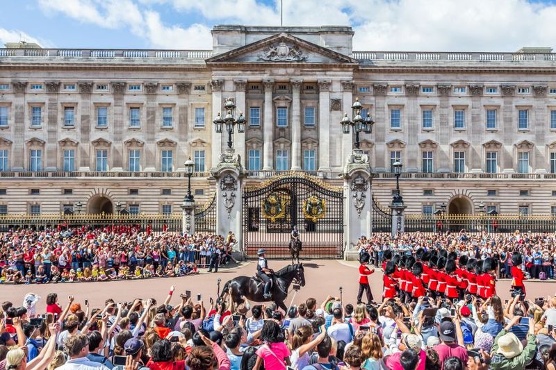 London: Buckingham Palace Entry & Changing of the Guard Tour - Walking to the Palace: What the Guided Route Improves