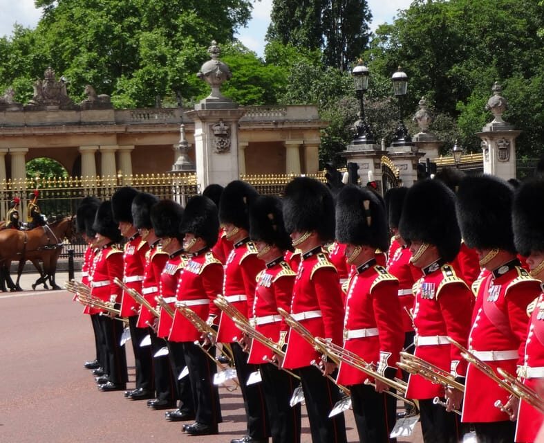 London: Changing of the Guard Experience and Landmarks Tour - The Experience and Guides