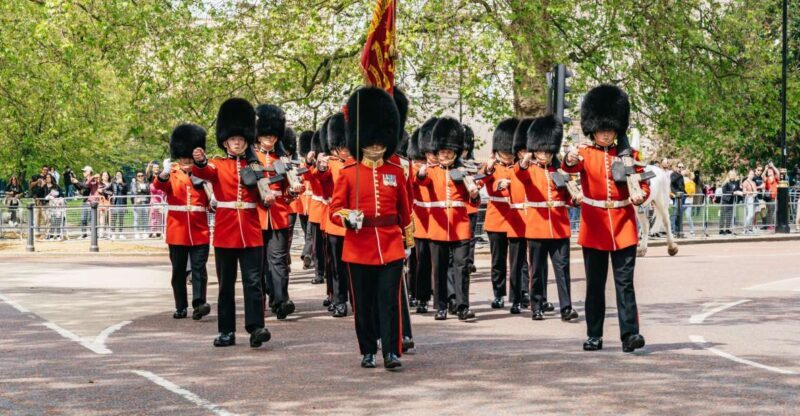London: Changing of the Guard Tour by Buckingham Palace - Key Points