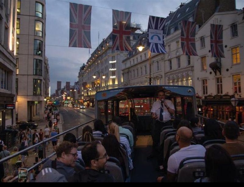 London: Christmas Lights Bus Tour With Live Guide - Warmth, Rain, and the No-Restroom Reality