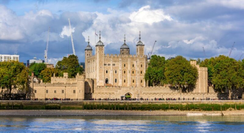 London: Historic City Walking Tour - The Guide and Group Experience