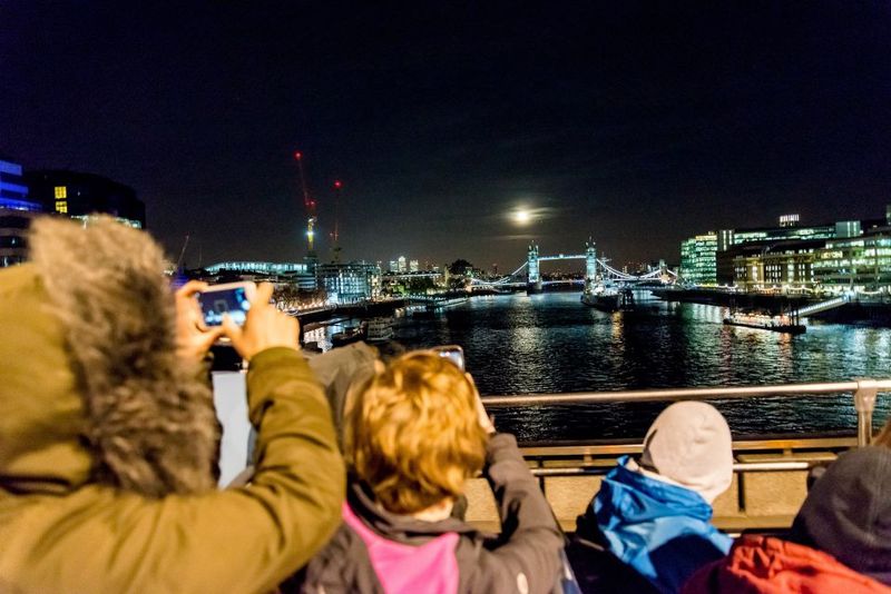 London: Nighttime Open-Top Sightseeing Tour with Live Guide - Timing and season notes: when night feels like daytime