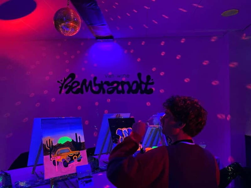 London: Paint and Sip in the Dark with Bottomless Drinks - What Is the Paint and Sip in the Dark Experience?