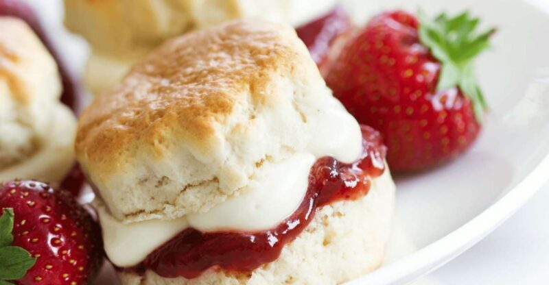 London: Royal Hampton Court Guided Tour with Afternoon Tea - Key Points